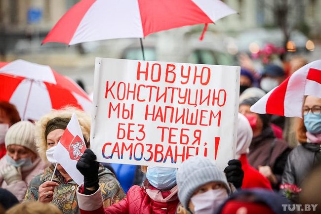 Многолюдный марш пенсионеров и медиков прошел в Минске 04