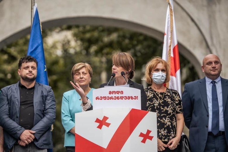 Хатия Деканоидзе: Миша вернулся, потому что его цель – спасти Грузию от Иванишвили. Не думаю, что он согласится на вариант с помилованием 02