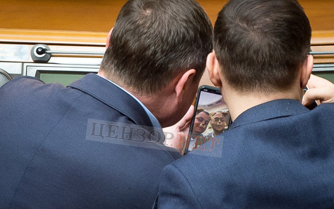 Во время заседания Рады бютовцы Рябчин и Евтушок делали селфи в масках собачек 03