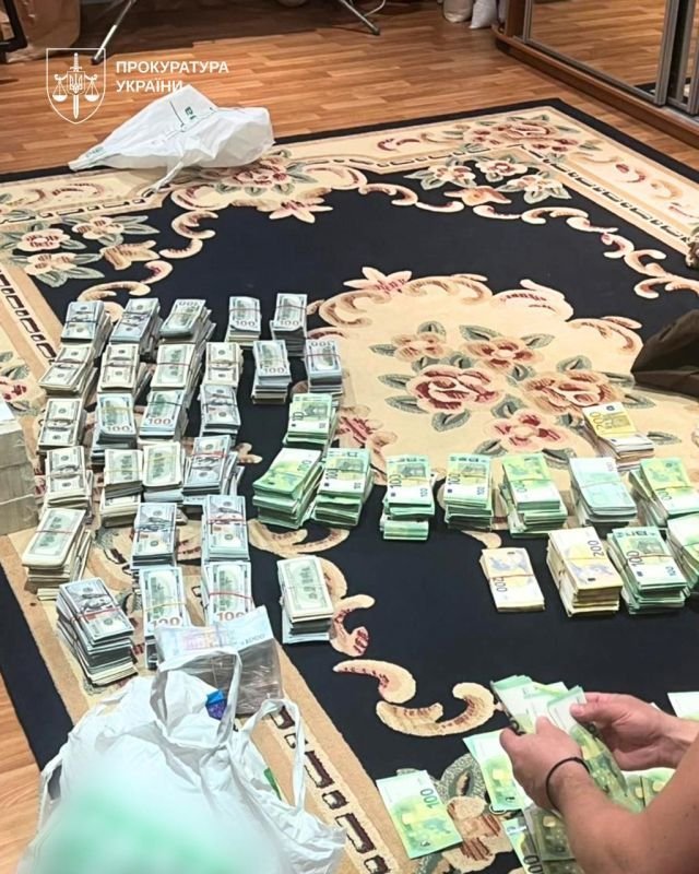 Полковники поліції створили озброєну банду та вибивали гроші