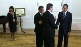 Янукович приехал к Обаме на автобусе и пообщался без переводчика: "Как дела? - Во!". ВИДЕО.