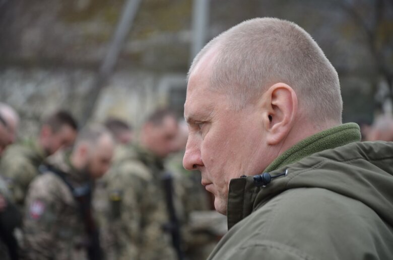 Бойовий командир Едуард Пісоцький: Мої підлеглі на 98 відсотків ніколи не тримали в руках зброї. Вдягнені були у те, хто в чому прийшов – в джинси, спортивні костюми, кеди, кросівки 01