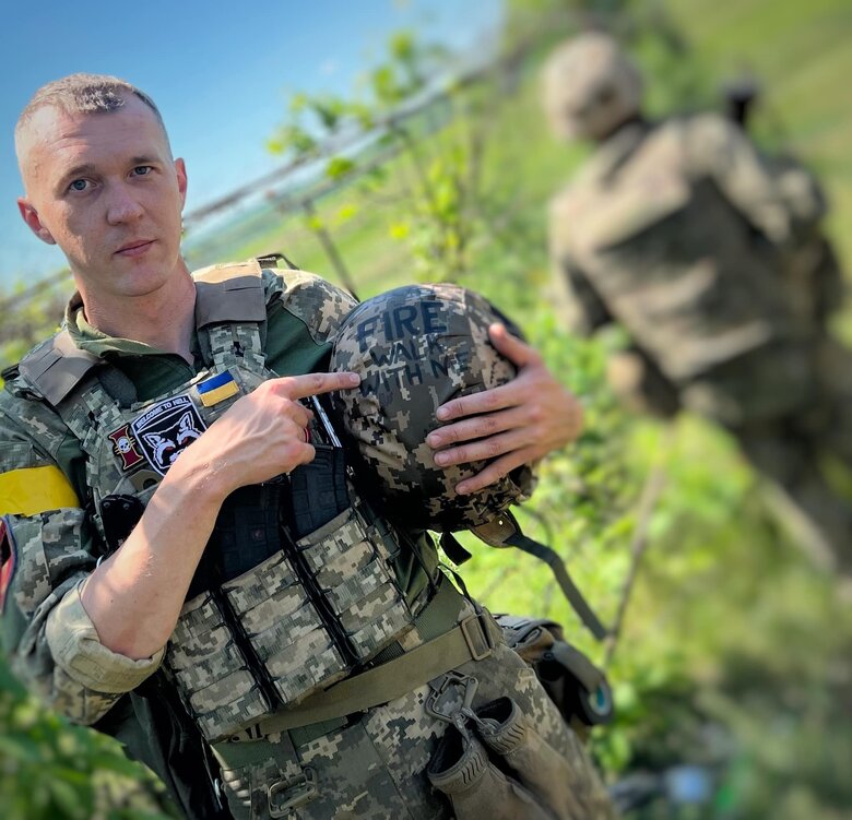 Юрій Гудименко: Мене посікло по діагоналі. Я не міг навіть повзти. Сірко протягнув мене 10 метрів і розуміє, що він тягне повз тіло свого мертвого старшого брата, і кричить 01