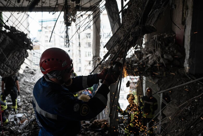 Київські рятувальники завершили роботи в будинку, пошкодженому уламками ракети в столиці вночі 24 червня  02