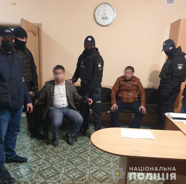 Двох громадян РФ затримано під час передачі 30 тис. грн винагороди начальнику відділу кримінальної поліції на Дніпропетровщині 01 Двох громадян РФ затримано під час передачі 30 тис. грн винагороди начальнику відділу кримінальної поліції на Дніпропетровщині 01