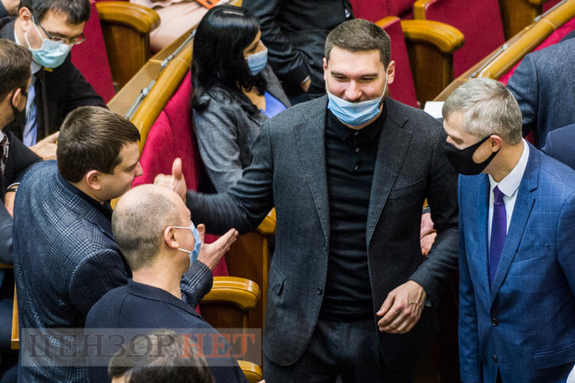 Некарантинні вітання слуг народу, обговорення фейкових довідок про щеплення і збір Медяником майже 150 тис. грн, - день роботи ВР 2 грудня 08