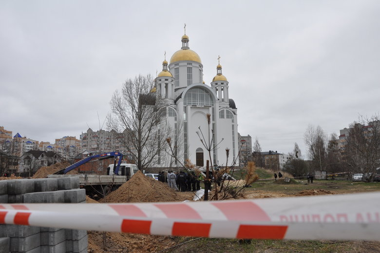 В Бучі ексгумують з братської могили тіла вбитих росіянами мирних жителів: Майже всі з вогнепальними пораненнями, деякі із завязаними руками та ногами 06