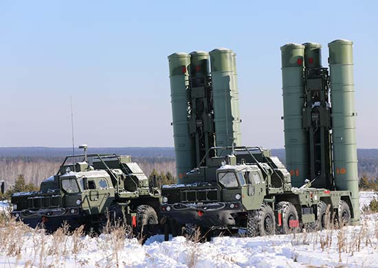 Россия перебросила в Беларусь ракетный комплекс дальнего действия С-400 Триумф 01