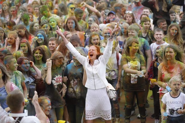 Майже 3 тисячі учасників і півтонни фарб, - у Дніпрі провели Kolir Fest 02