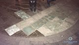 Затримано пару, що вкрала бронзову плитку з фонтана на Поштовій площі в Києві, - Нацполіція. ФОТО