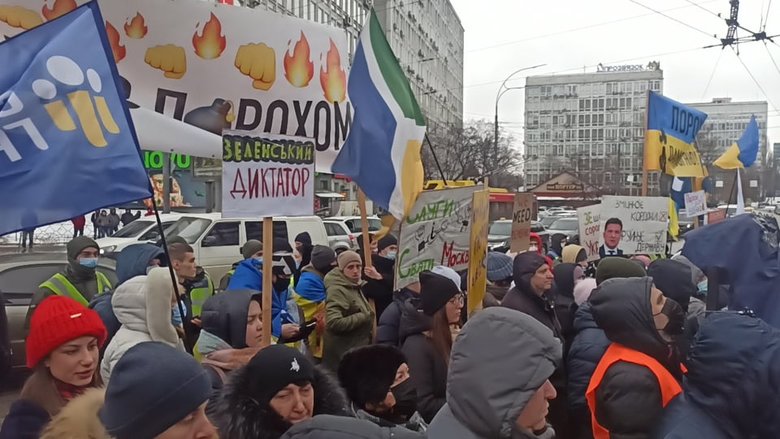 Беги, Вова, беги: Под судом, рассматривающим апелляции относительно меры пресечения для Порошенко, собрались митингующие 28