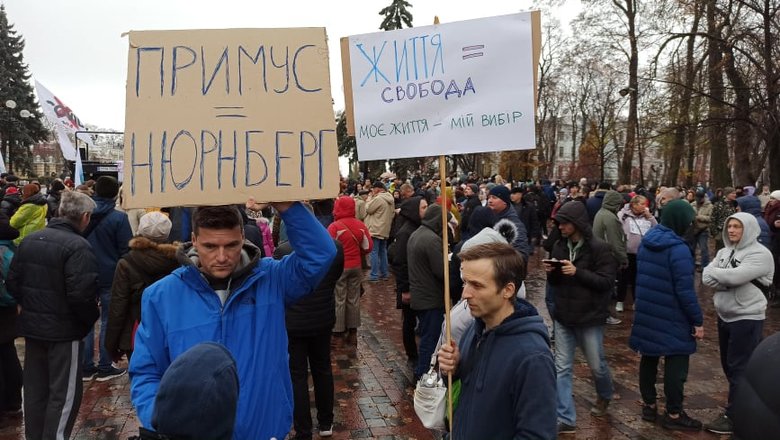 Opponents of vaccination blocking streets in downtown Kyiv 37