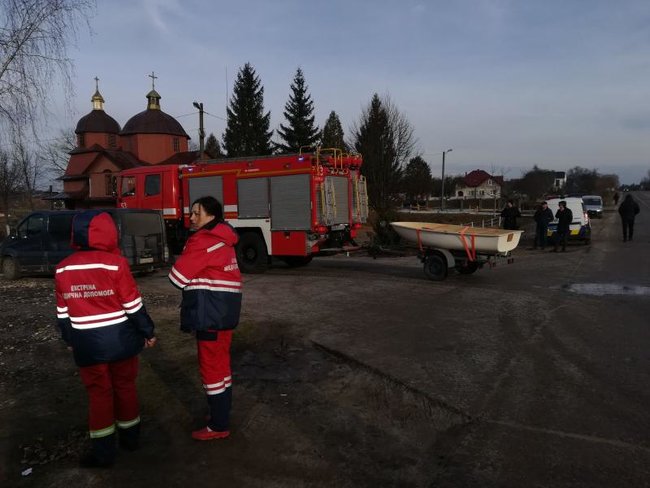 Легковой автомобиль упал в озеро на Львовщине: 4 человека погибли 02