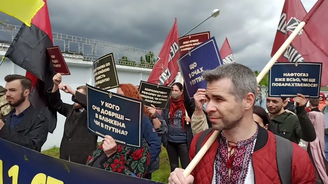 Зеленський любить теплі ванни, але хто сказав, що ця тепла рідина - вода?: Під стінами ДП Антонов відбувається акція 17