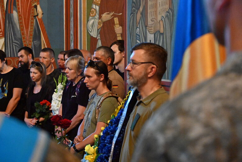 Із загиблим сержантом 68-ї ОЄБр Антоном Усовським попрощалися у Михайлівському Соборі 27