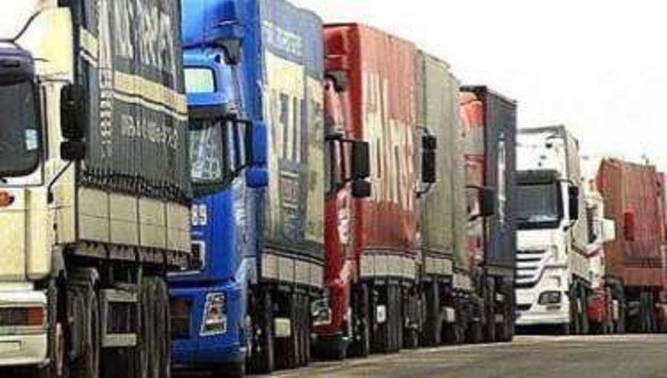 Ukraine resumes Russian trucks transit from Feb. 25, - Cabinet