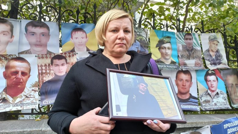 Україно, МИ Є: рідні українських полонених і зниклих без вісті на Донбасі пікетують ОП - матері заявили, що стоятимуть на Банковій 72 години 25 Україно, МИ Є: рідні українських полонених і зниклих без вісті на Донбасі пікетують ОП - матері заявили, що стоятимуть на Банковій 72 години 25