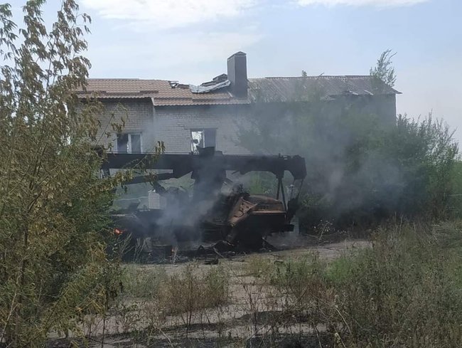 Оприлюднено фото обстріляного російськими найманцями автокрана в населеному пункті Піски 01