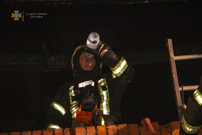 В Киеве сгорел двухэтажный частный дом, огонь повредил три автомобиля, мужчина в крайне тяжелом состоянии доставлен в больницу, - ГСЧС 04
