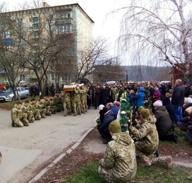 Із загиблим під колесами контрабандистів прикордонником Березенським попрощалися на Хмельниччині 01