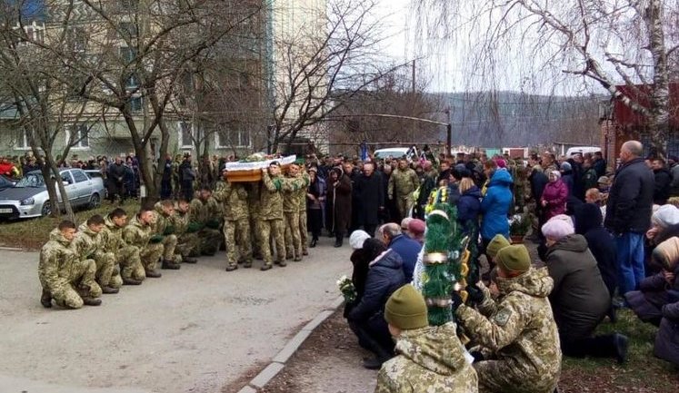 Із загиблим під колесами контрабандистів прикордонником Березенським попрощалися на Хмельниччині. ФОТО