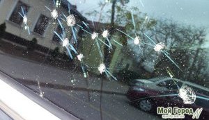 Неизвестные средь бела дня обстреляли автомобиль депутата-"регионала". ФОТОрепортаж