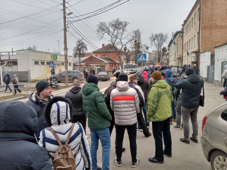 Спасибо за жизнь: 25 февраля в очереди под военкоматом Полтавы собралось около 2,2 тыс. добровольцев 04 Спасибо за жизнь: 25 февраля в очереди под военкоматом Полтавы собралось около 2,2 тыс. добровольцев 04