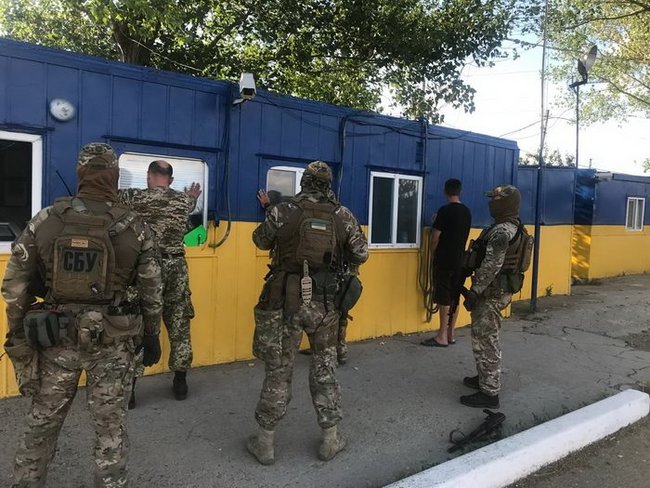 Старший держінспектор митного поста на Одещині брав хабарі за пропуск через кордон вантажівок із фруктами, його дохід щодня перевищував 20 тис. грн, - СБУ 03