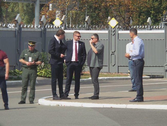 Родичі, журналісти, Зеленський, Баканов, Аваков у Борисполі чекають літака з українцями 14