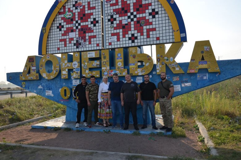 Лікарні прифронтового Торецька отримали автомобілі швидкої та медичне обладнання 01