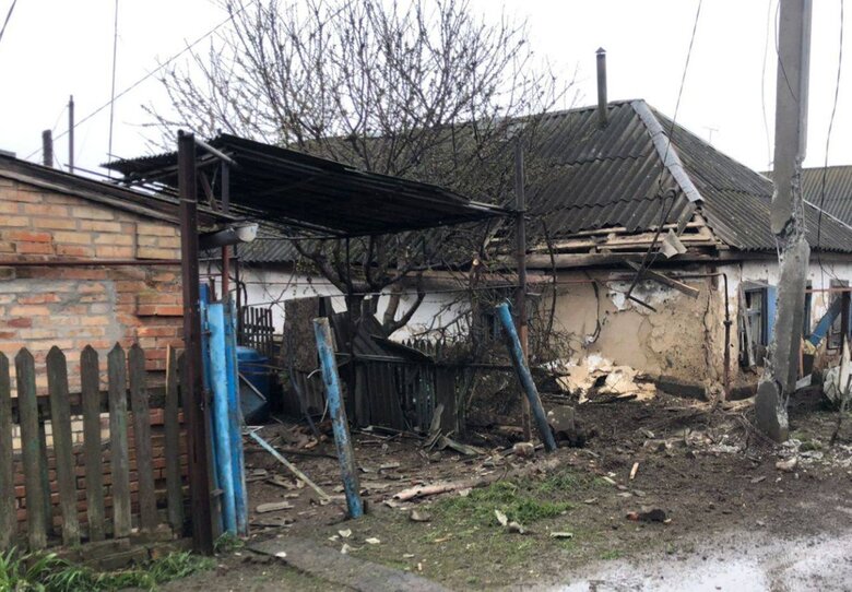 Російські загарбники обстріляли житлові будинки у Нікополі 02