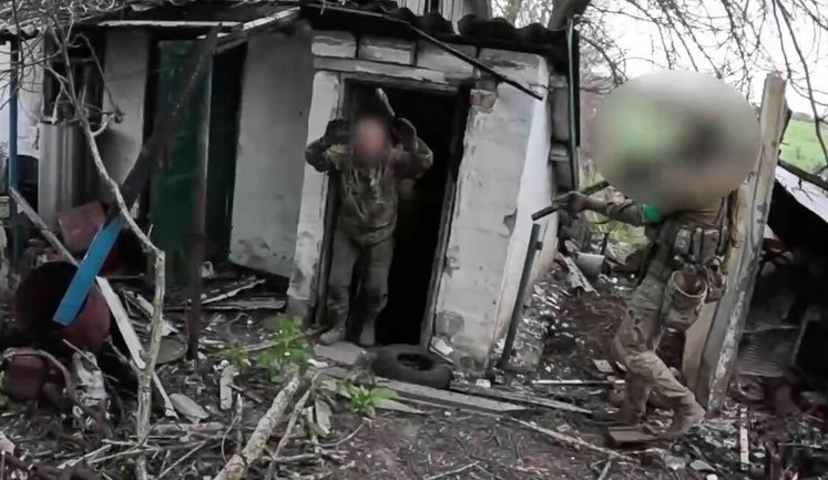 SOF fighters covertly infiltrated enemy settlement, carried out mop-up operation and took ruscist prisoner. VIDEO