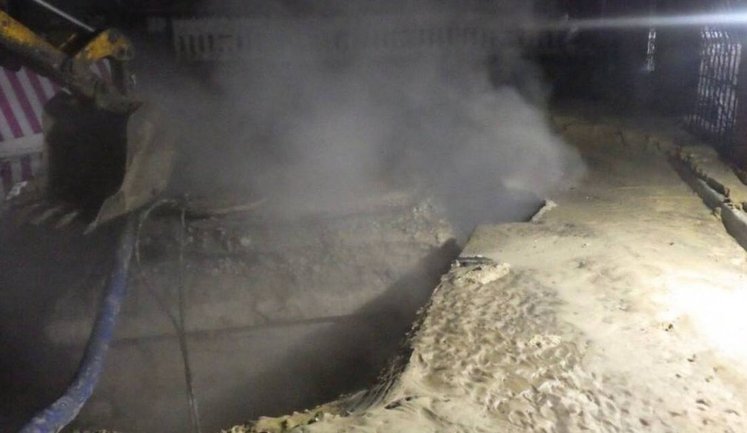 После длительного лечения скончалась 16-летняя девушка, упавшая в яму с кипятком в Киеве, - СМИ