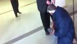 Голодающие чернобыльцы стоят на коленях перед депутатом-регионалом: Саша, пусти меня туда, бл#дь! Оборзели вы уже ! + ВИДЕО.