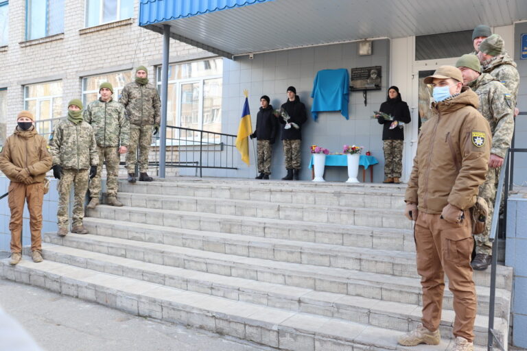 Меморіальну дошку на честь українського воїна Євгенія Сафонова відкрили у Павлограді 02