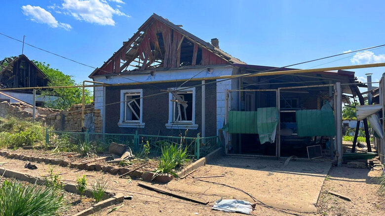 Наслідки ворожих обстрілів Херсонщини: пошкоджені завод, школа, житлові будинки, поранено шість поліцейських 08
