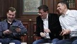 Уцелев после аварийной посадки, Медведев с Бульдогом порадовались жизни. ФОТОрепортаж