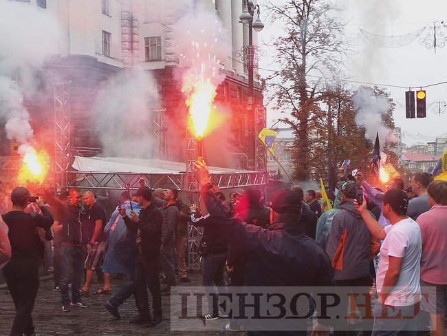 Правительственный квартал Киева заблокирован из-за акции протеста владельцев евроблях: Требуем доступного растаможивания 12