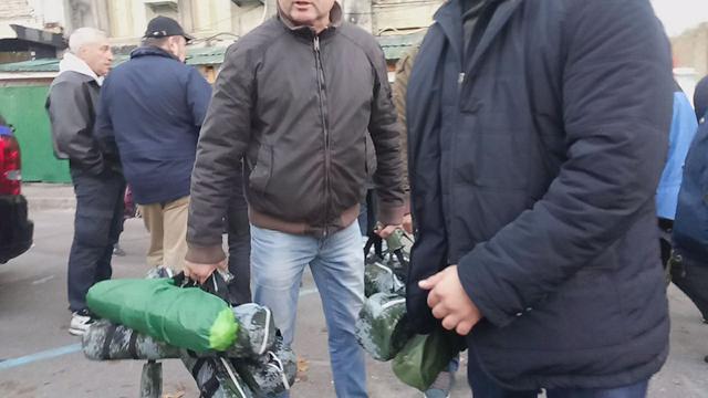 Правоохранители блокировали нардепов и активистов, которые пытались пронести палатки для митингующих под Радой 06