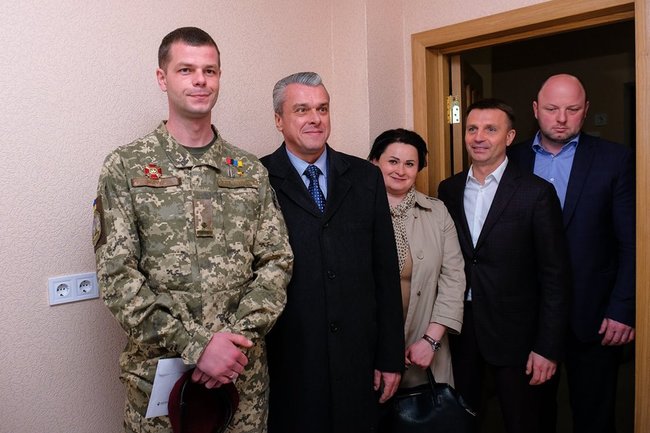 На Дніпропетровщині побудовано шостий будинок для черговиків - квартиру отримав Герой України Ткачук, - Голик 03