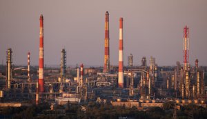 НПЗ в Орську призупинив роботу після атаки БпЛА 11 серпня