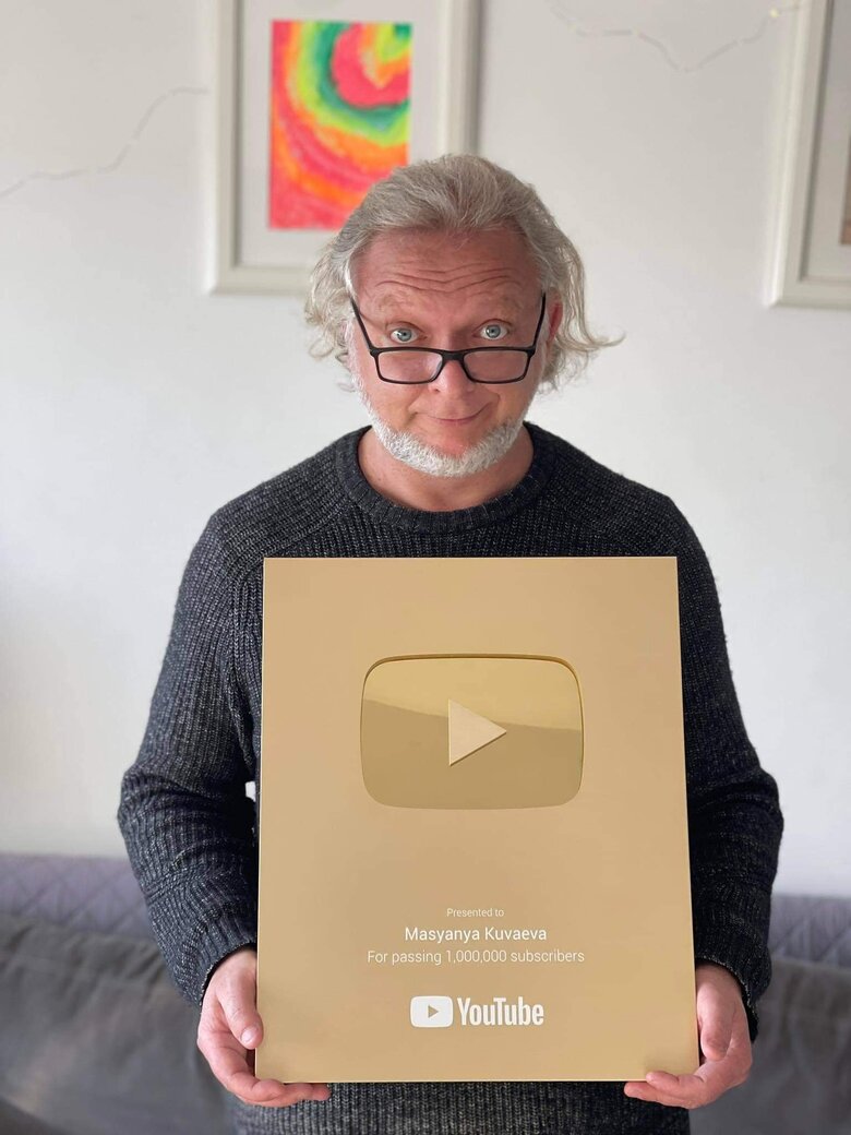 Автор Масяни Олег Куваев: Мульт о Мариубурге? Нужно было взять происходящее в Мариуполе и перенести это на мой родной Петербург. Дать людям почувствовать: это ваши дети сидят в метро, ваши родственники гибнут, ваши дома взрываются! 02