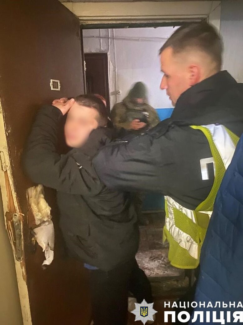 Чернігівські поліціянти затримали чотирьох зловмисників, які запустили феєрверк під час повітряної тривоги 02