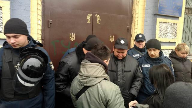Поліцейські охороняють залу Святошинського райсуду: прихильники Коханівського залишаються в забарикадованому приміщенні 06