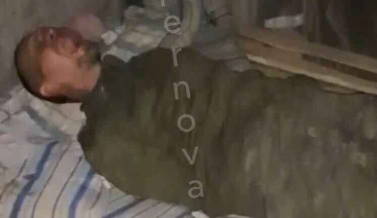 Occupiers torture their fellow soldier with electric shocks: "Crank hurdy-gurdy for this b#stard who stole from common fund". VIDEO 18+