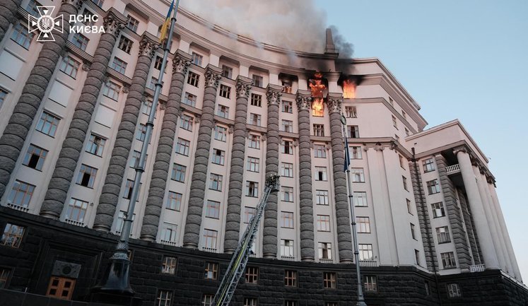 Через ворожу атаку пошкоджена будівля Уряду, там наразі пожежа, - Свириденко. ФОТОрепортаж