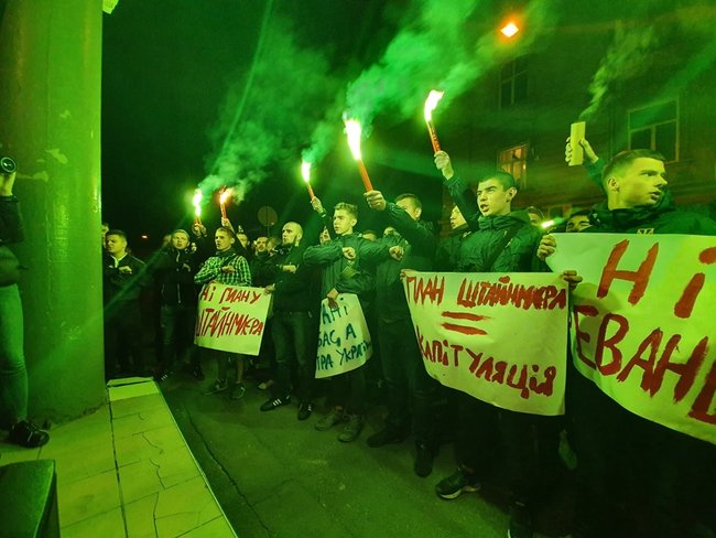 Нет капитуляции!: в Мариуполе, Харькове и Львове протестовали против формулы Штайнмайера 06