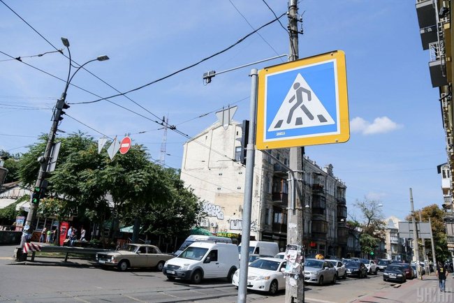 На столичному Подолі відкрили довгоочікуваний пішохідний перехід 03