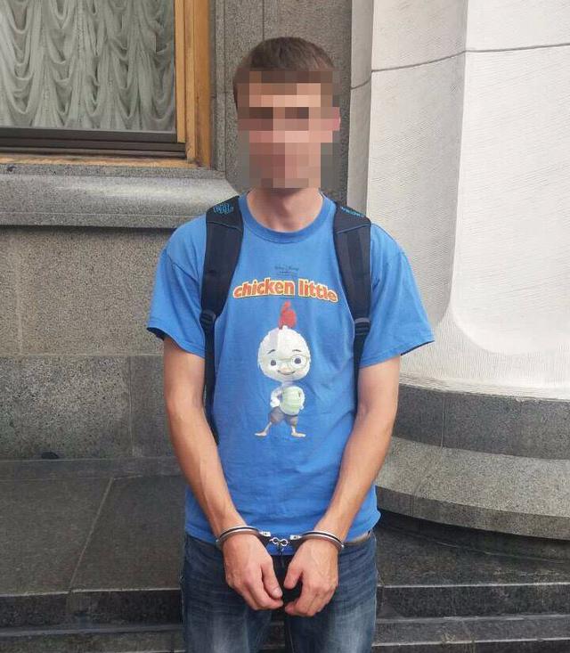 Житель Черниговщины задержан за нецензурную надпись антигосударственного содержания на здании ВР, - Шкиряк 01