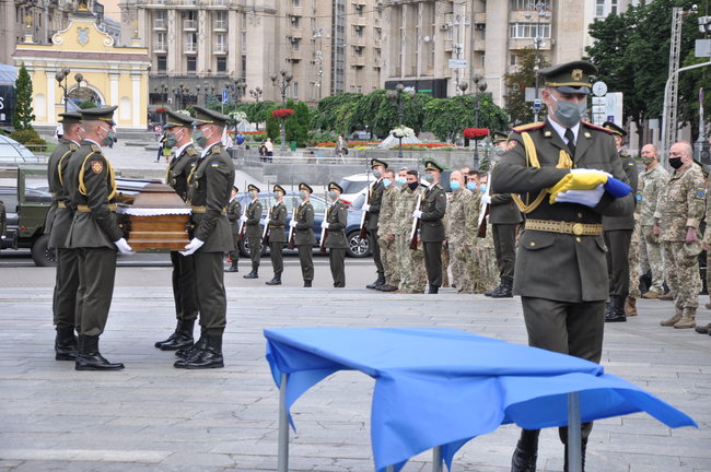 С погибшим Героем Украины Тарасом Матвиивым простились на Майдане Незалежности в Киеве 28